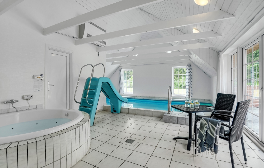 Den lækre pool i luksushuse nr. 135 til 24 personer