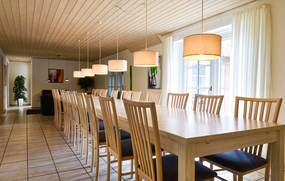 Der er plads til 24 personer omkring det lange bord i spisestuen