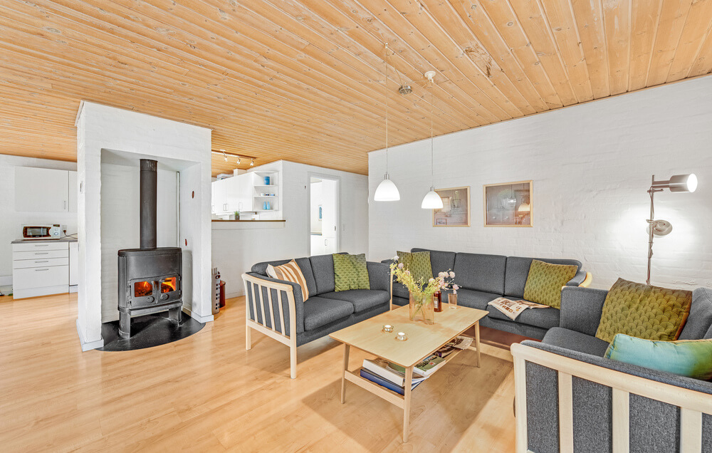 Der er mulighed for hygge i sommerhusets sofaarrangement, når I besøger luksushus nr. 145