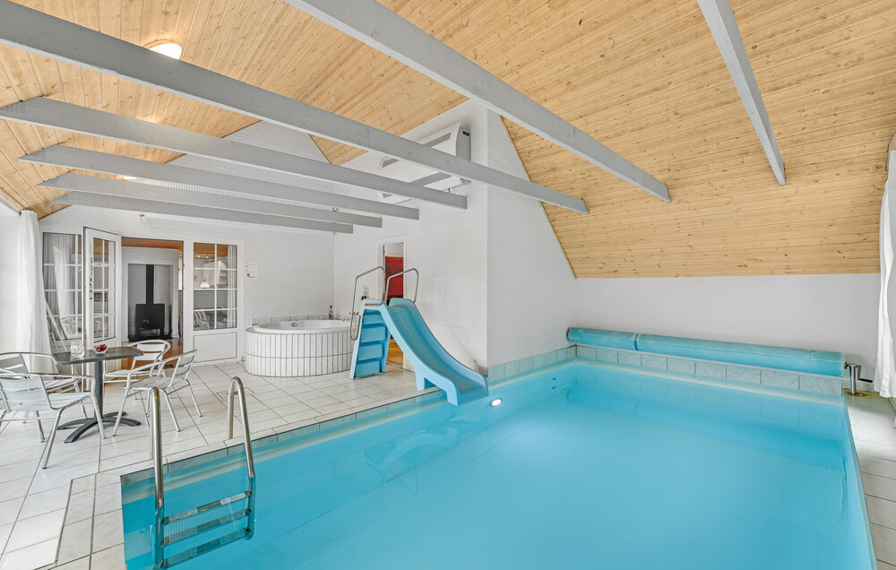 Sommerhus 145 er indrettet med en lækker poolafdeling med vandrutsjebane, dejlig stor indbygget spabad og sauna