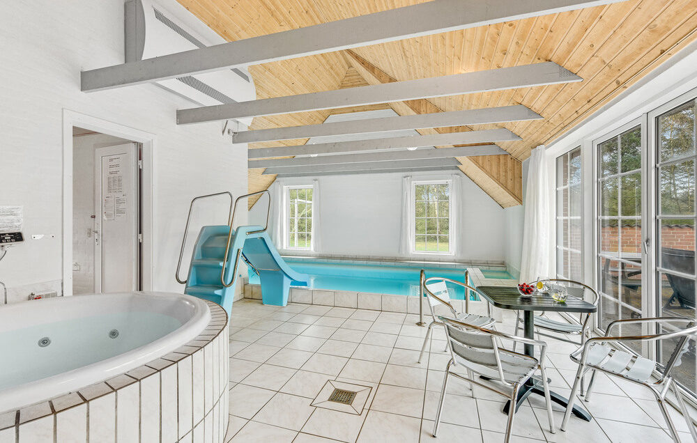 Den lækre pool i luksushuse nr. 145 til 22 personer