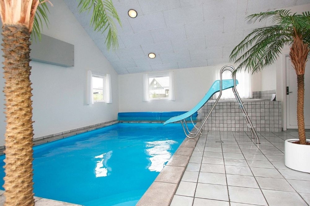 Sommerhus 168 er indrettet med en lækker poolafdeling med vandrutsjebane, dejlig stor indbygget spabad og sauna
