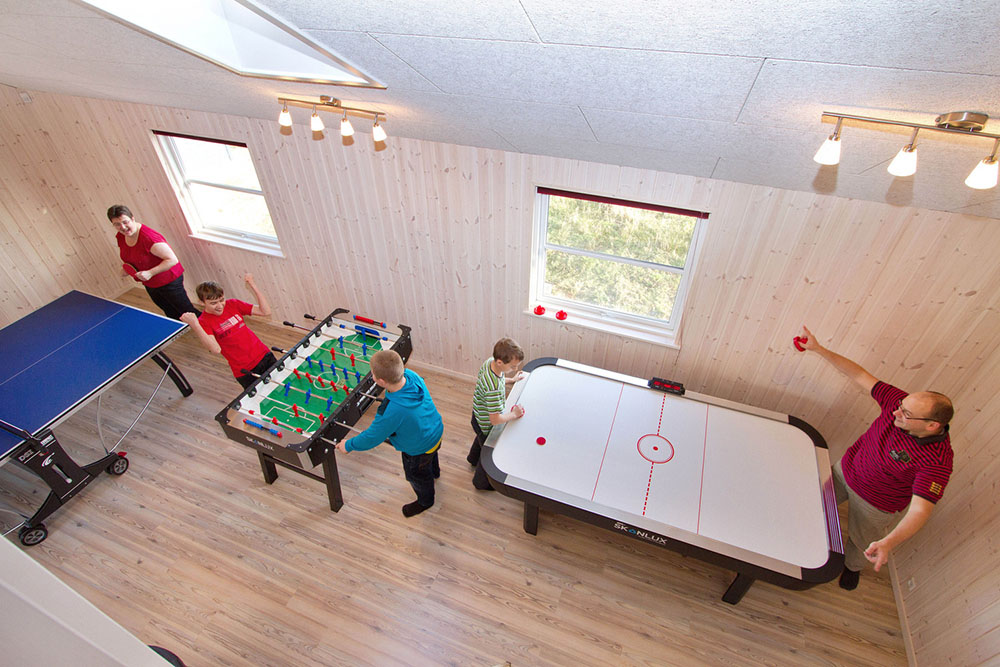 I aktivitetsrummet kan der i timevis konkurreres i bordtennis, fodboldspil, airhockey og Playstation 3