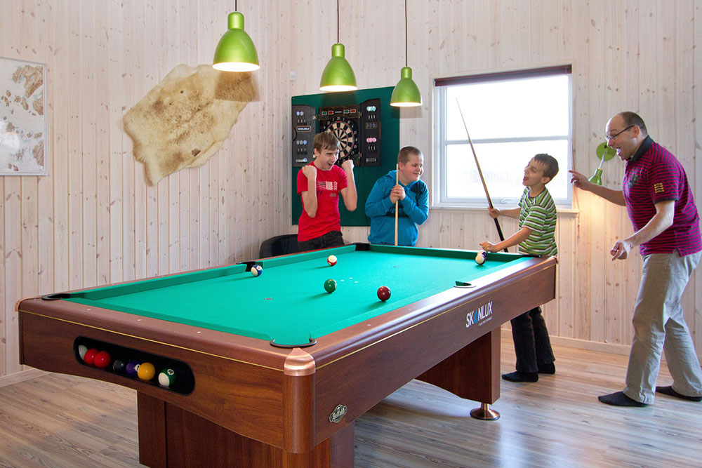 I billardrummet kan der dystes i både billard/pool og dart, og tilskuerne kan mikse drinks i baren