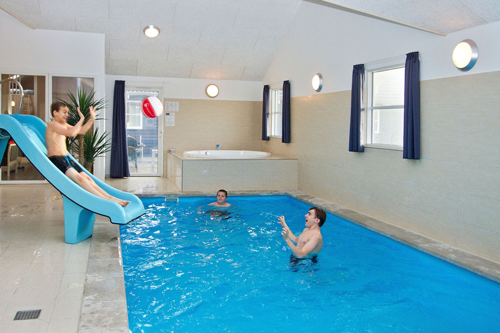 Husets eget badeland med stor pool med vandrutsjebane, spa og sauna er et slaraffenland for store og små vandhunde