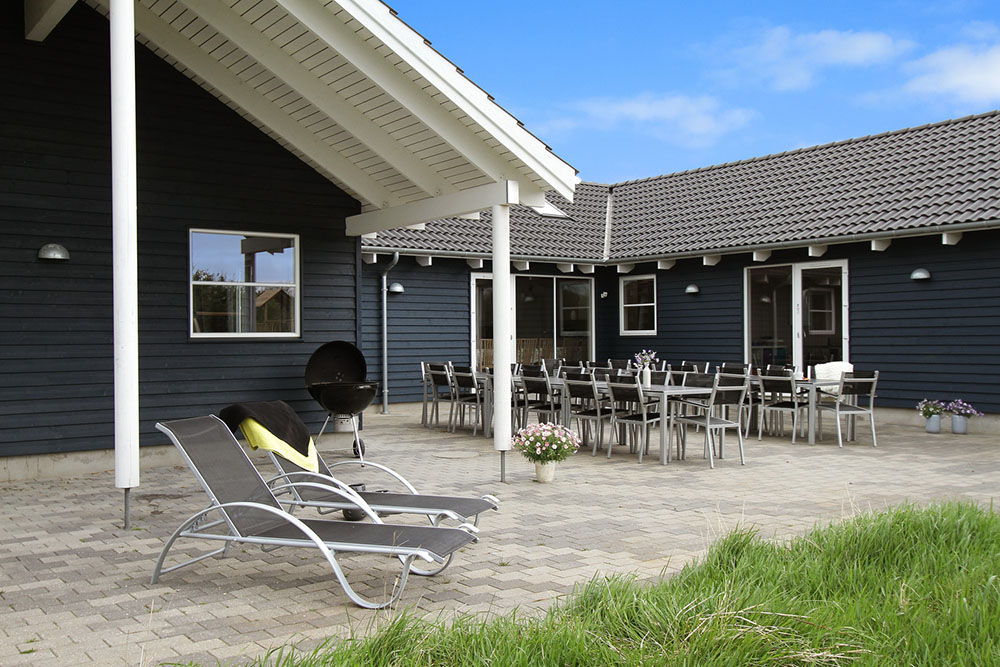 På terrassen kan den danske sommer nydes i fulde drag - både til solbadning og en hyggelig grillaften med venner og familie
