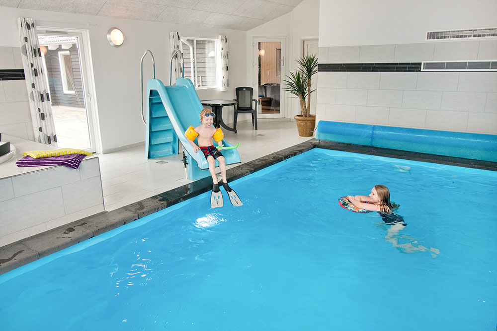 Der er til timers sjov og leg for alle vandhunde i husets egen pool med vandrutsjebane og modstrømsanlæg og spabad