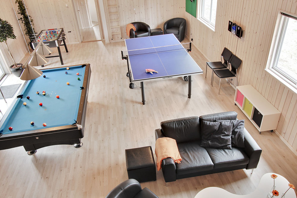 I billardrummet kan der dystes i bl.a. billard, pool og dart