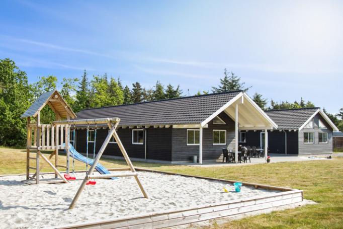 Dette pragtfulde luksussommerhus er opført nær den populære ferieby Blåvand og det brusende Vesterhav