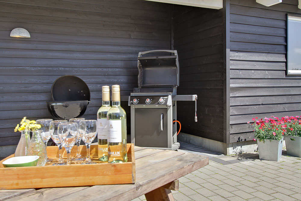 Nyd en grillaften på terrassen i luksushus nr. 176 i Vestjylland