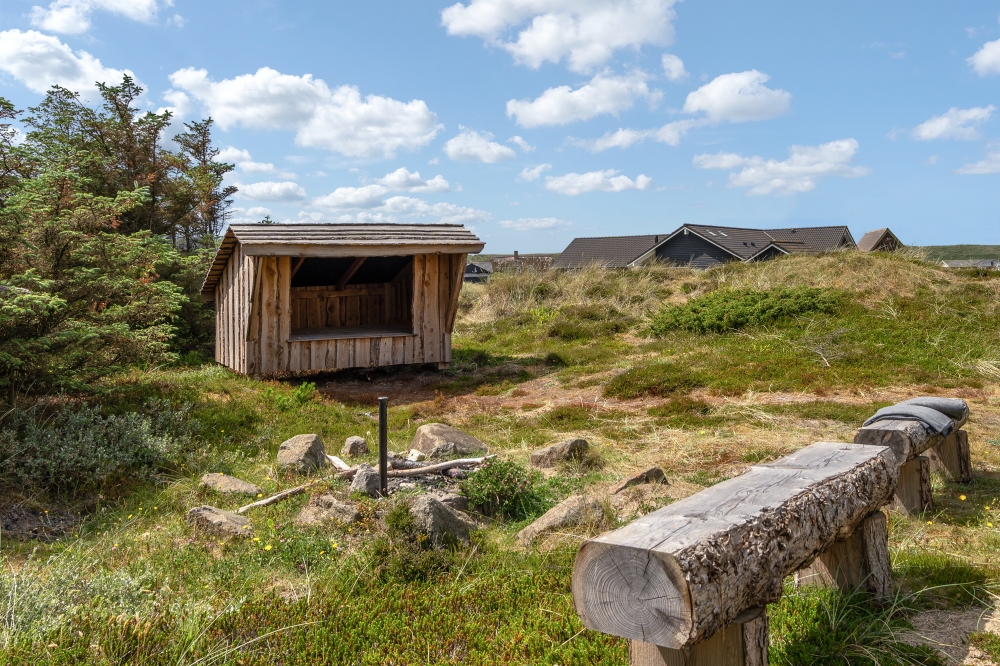 I det attraktive aktivitesrum i luksushus nr. 176 i Vestjylland  er der masser af udendørs aktiviteter, f.eks. legetårn og gynge