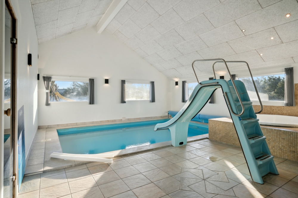 Sommerhus 176 er indrettet med en lækker poolafdeling med vandrutsjebane, dejlig stor indbygget spabad og sauna