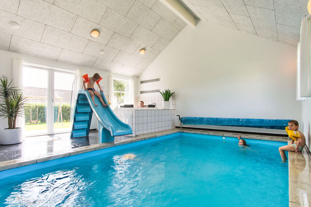 Den flotte poolafdeling indeholder en stor swimmingpool med vandrutsjebane og modstrømsanlæg