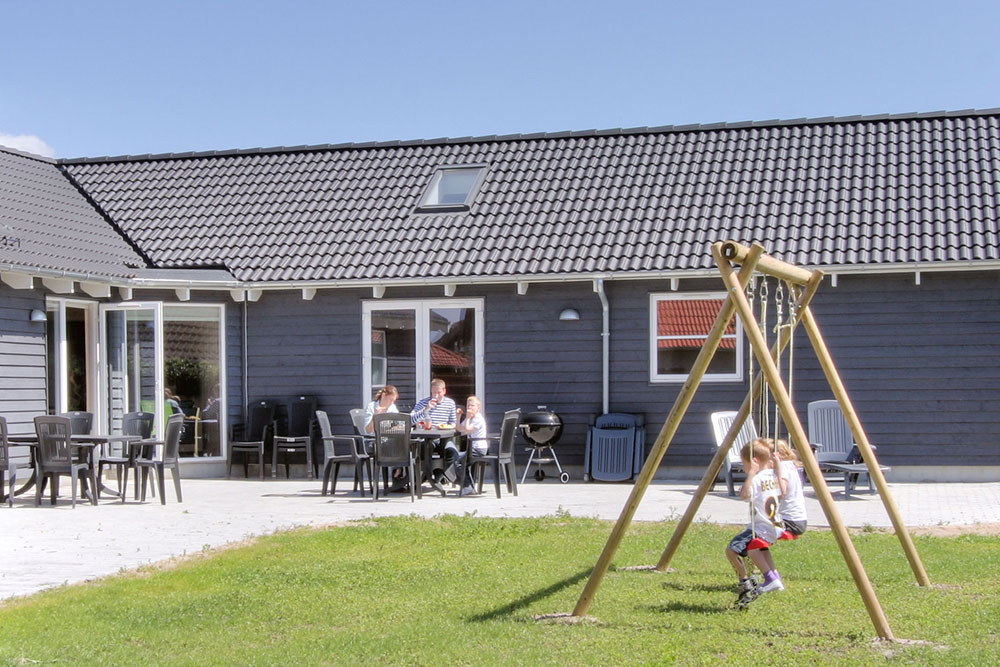 Huset tilbyder en stor terrasse hvor der kan grilles og slappes af, hvis vejret tillader det. For de mindste gæster er der lavet gynge og sandkasse i haven