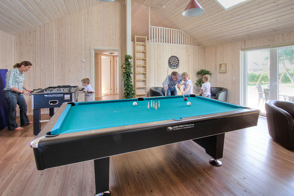 Ud over de mange timer man kan bruge i husets pool-afdeling, så har huset mere at byde på. Der er et nemlig også et aktivitetsrum med billard/bordtennis og dart