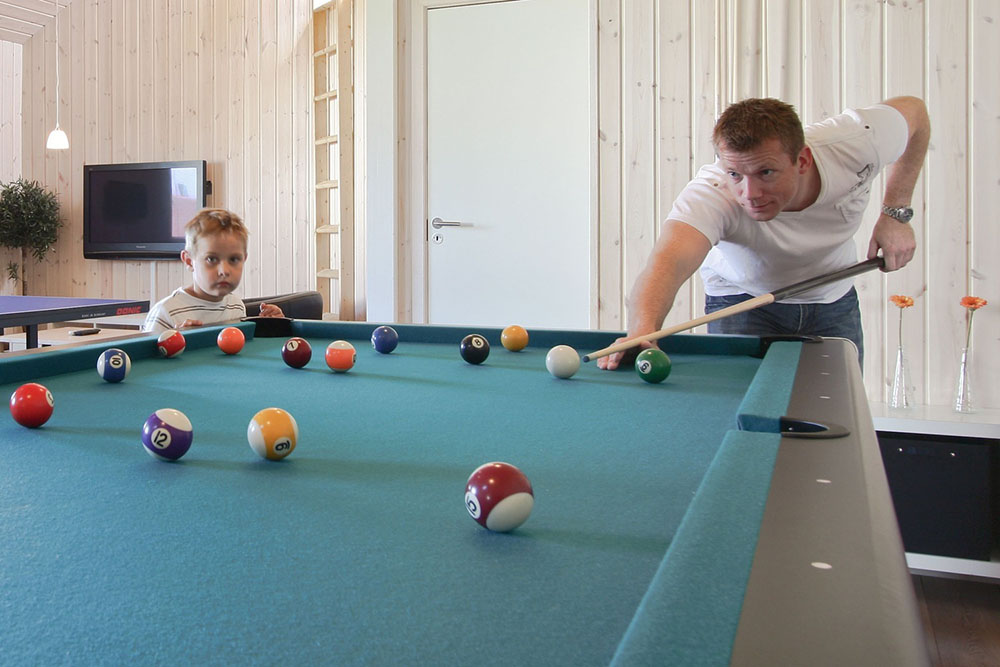 I dette veludstyrede poolhus med bl.a. billard, bordtennis, fodboldspil og dart føler man sig velkommen året rundt