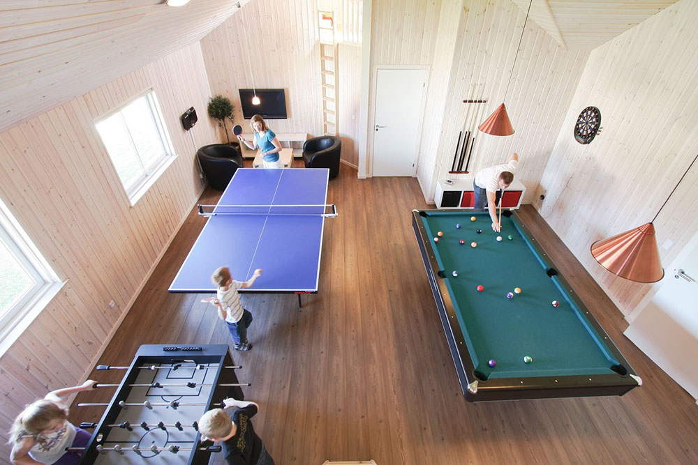 Der kan både dystes om æren eller opvasken i dart, bordtennis, pool/billard, fodboldspil eller Playstation 2
