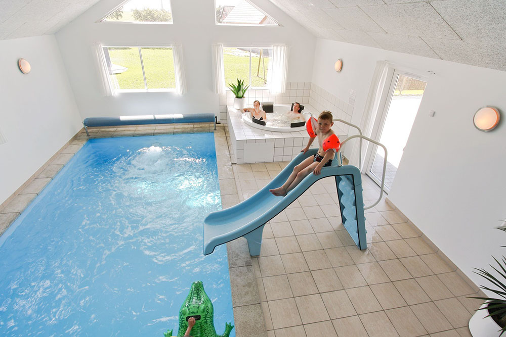 Der kan bades og svømmes i timevis i husets eget badeland med pool med modstrømsanlæg, vandrutsjebane og romersk trappe
