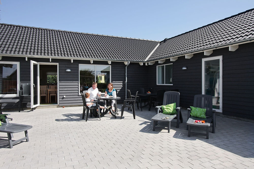 Den store terrasse er perfekt til en solrig sommerdag eller en hyggelig grillaften med venner og familie