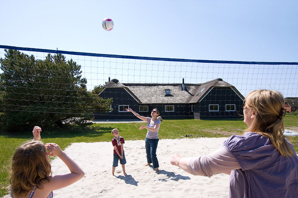 På husets store naturgrund kan der spilles både fodbold, beachvolley og minigolf