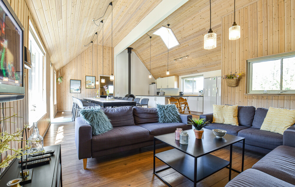 I midten af huset ligger den store arkitektonisk spændende kombinerede stue og køkken