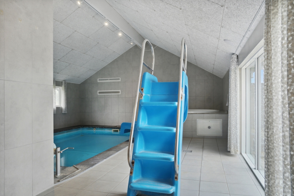 Sommerhus 212 er indrettet med en lækker poolafdeling med vandrutsjebane, dejlig stor indbygget spabad og sauna