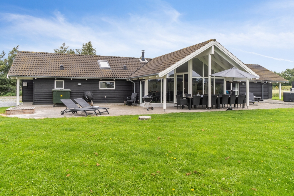 Luksushus nr. 212 har en dejlig terrasse med gode havemøbler til 14 personer.