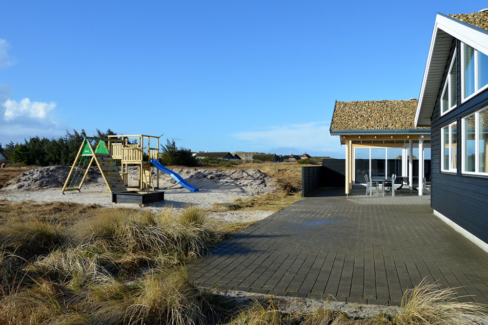 Der er en stor åben terrasse, hvor solen kan nydes i gode havemøbler

