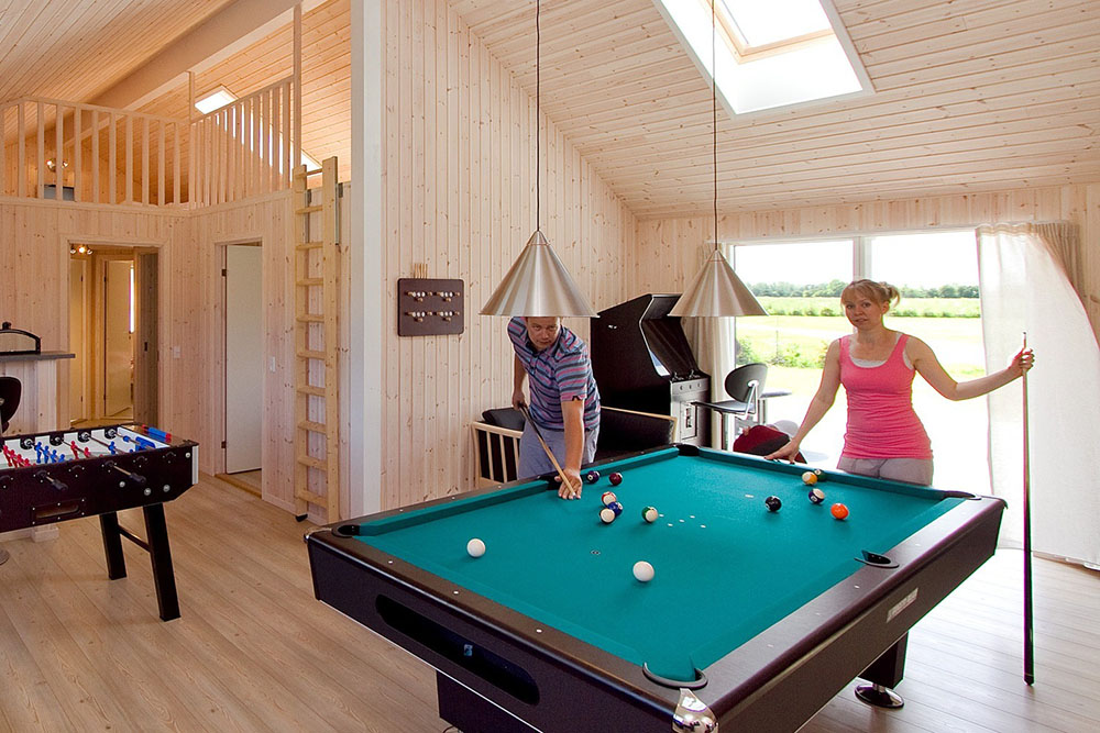 Efter svømmeturen er der rig mulighed for at udfordre hinanden i billard/bordtennis, bordfodbold og dart i husets aktivitetsrum. Der er selvfølgelig også internet, DVD, Wii og Playstation2