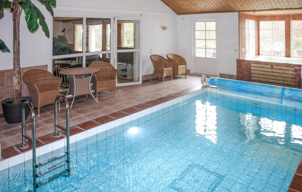 Sommerhus 126 er indrettet med en lækker poolafdeling med vandrutsjebane, dejlig stor indbygget spabad og sauna