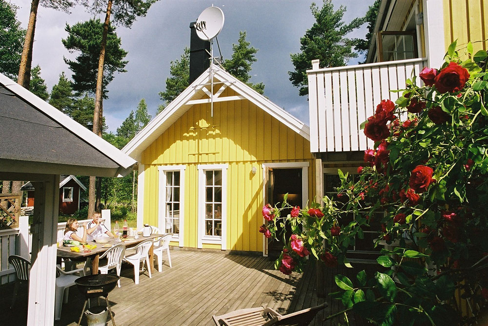 Husets store terrasse er dejlig ugenert og perfekt til en hyggelig grillaften eller en solrig dag