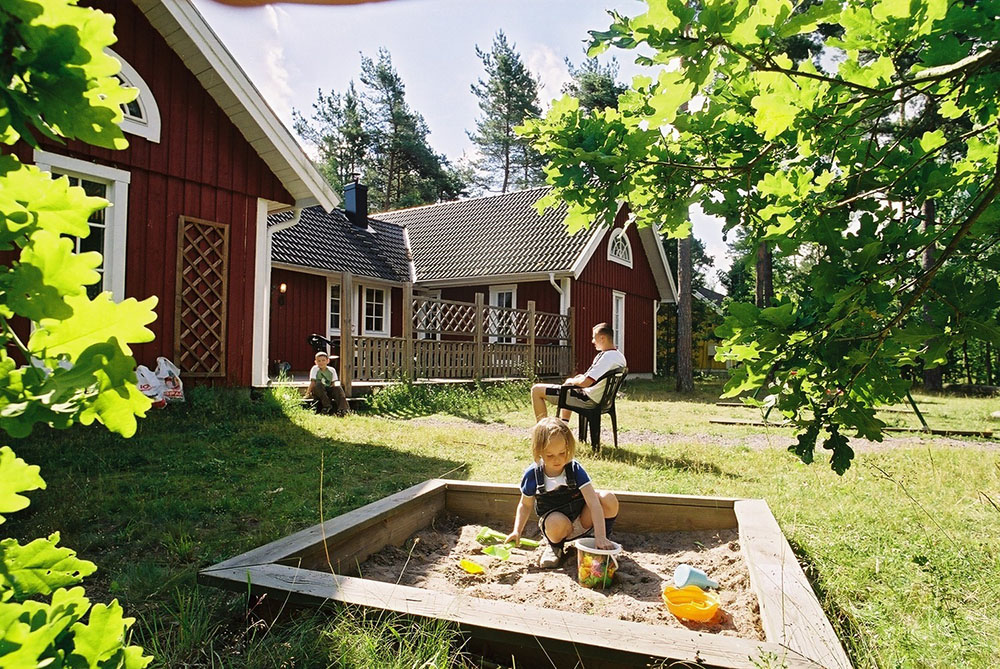 Huset ligger på en naturgrund i et skønt område nær Köpingsvik og den børnevenlige sandstrand