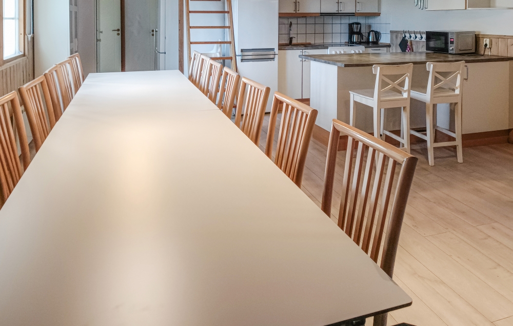 Det store lyse opholdrum i luksushus nr. 84 til 18.