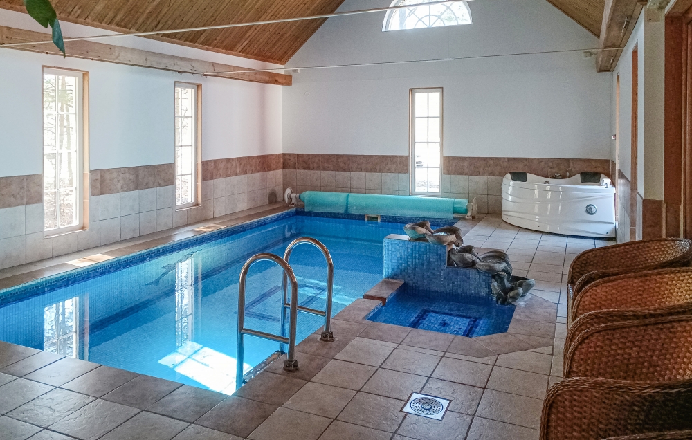 Sommerhus 84 er indrettet med en lækker poolafdeling med vandrutsjebane, dejlig stor indbygget spabad og sauna