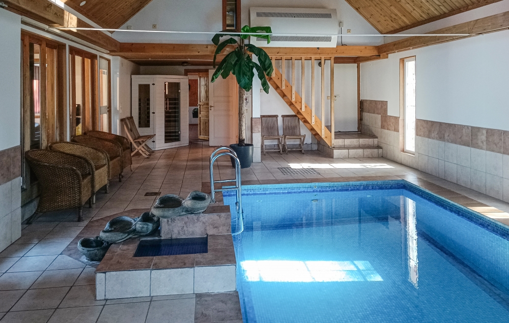 Den lækre pool i luksushuse nr. 84 til 18 personer
