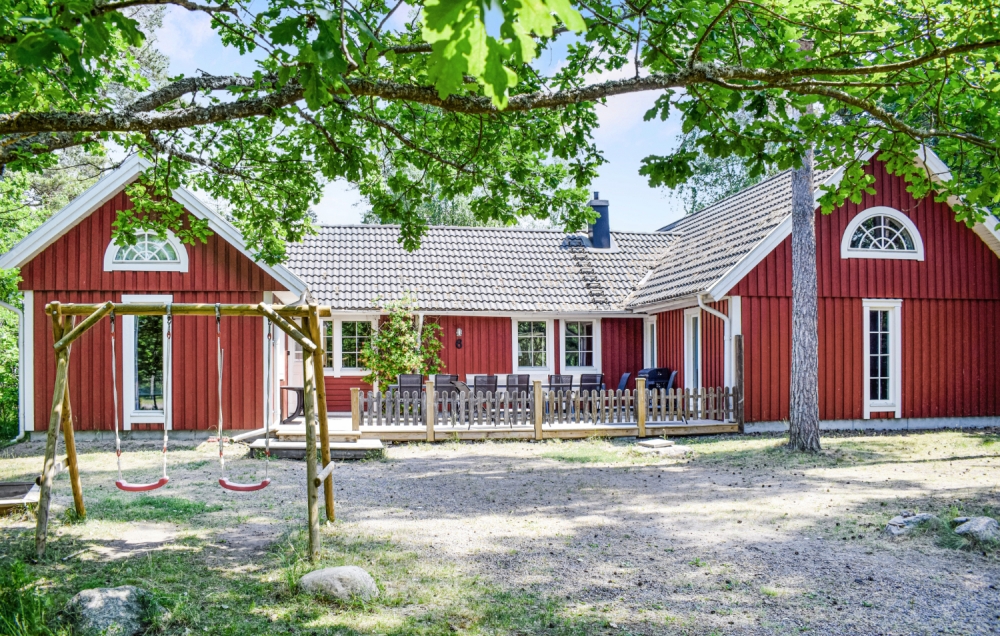 Dette skønne poolhus nr. 84 med plads til 18 personer ligger i Sverige