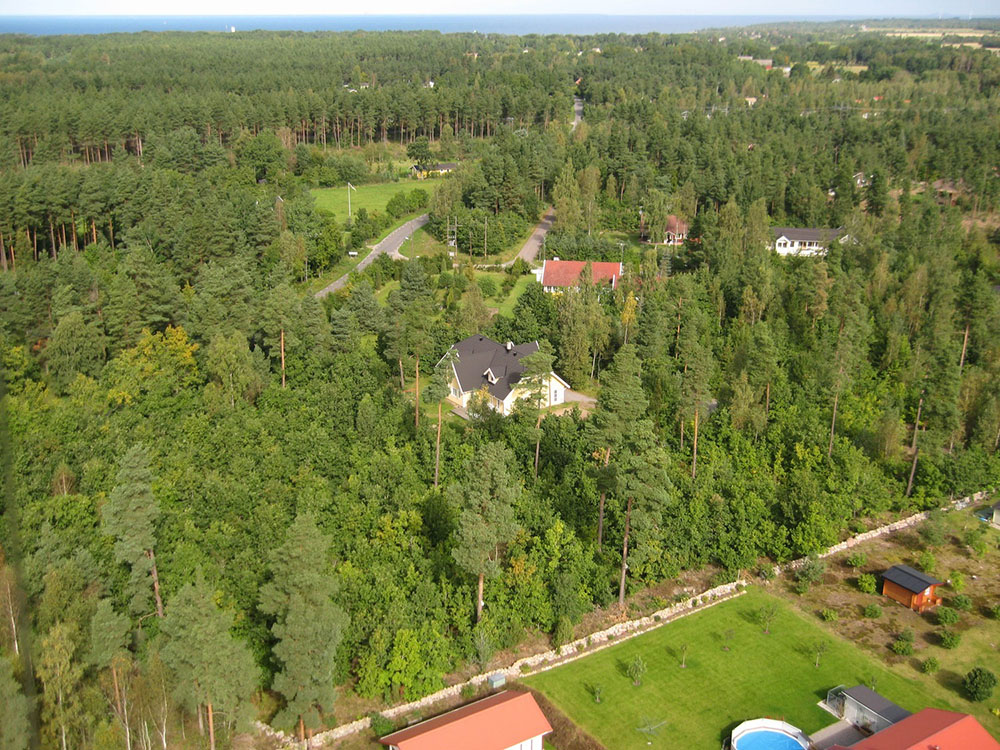 Huset ligger på en 1200 m2 stor skov- og naturgrund tæt på Købingviks skønne strand og Ølands mange seværdigheder