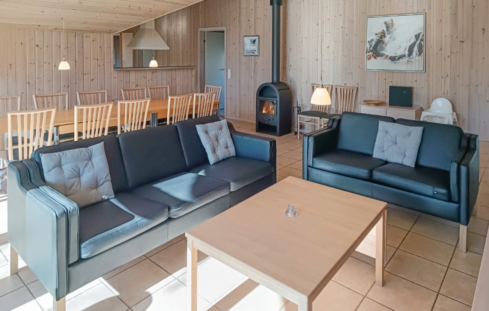 Sofaen i luksushus 244 i Sverige indbyder til brætspil eller at se en film sammen.