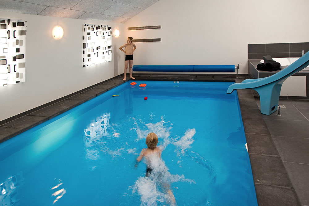 I det indbydende poolrum kan I nyde en tur i den 18 m2 store pool med vandrutsjebane. Der er også svømmetræner, som kan give lidt ekstra kondition og sjov