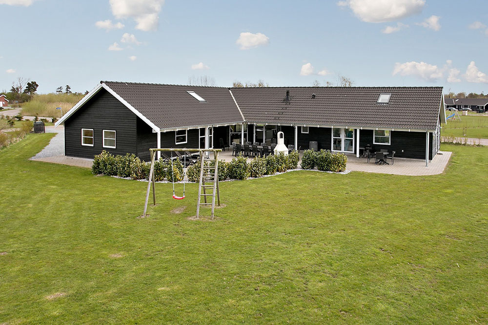 Dejligt poolhus i Marielyst med mulighed for at grille på den 130 m2 store terrasse - heraf er 51 m2 overdækket. 