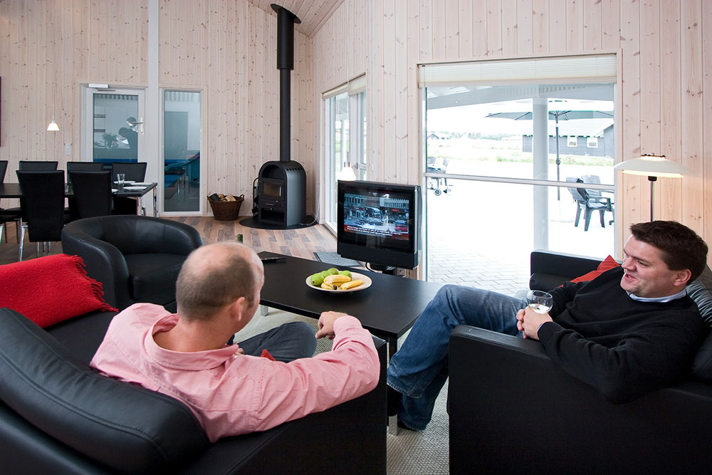 De komfortable møbler, fladskærms-tv'et og brændeovnen i opholdsrummet indbyder til hygge og afslapning