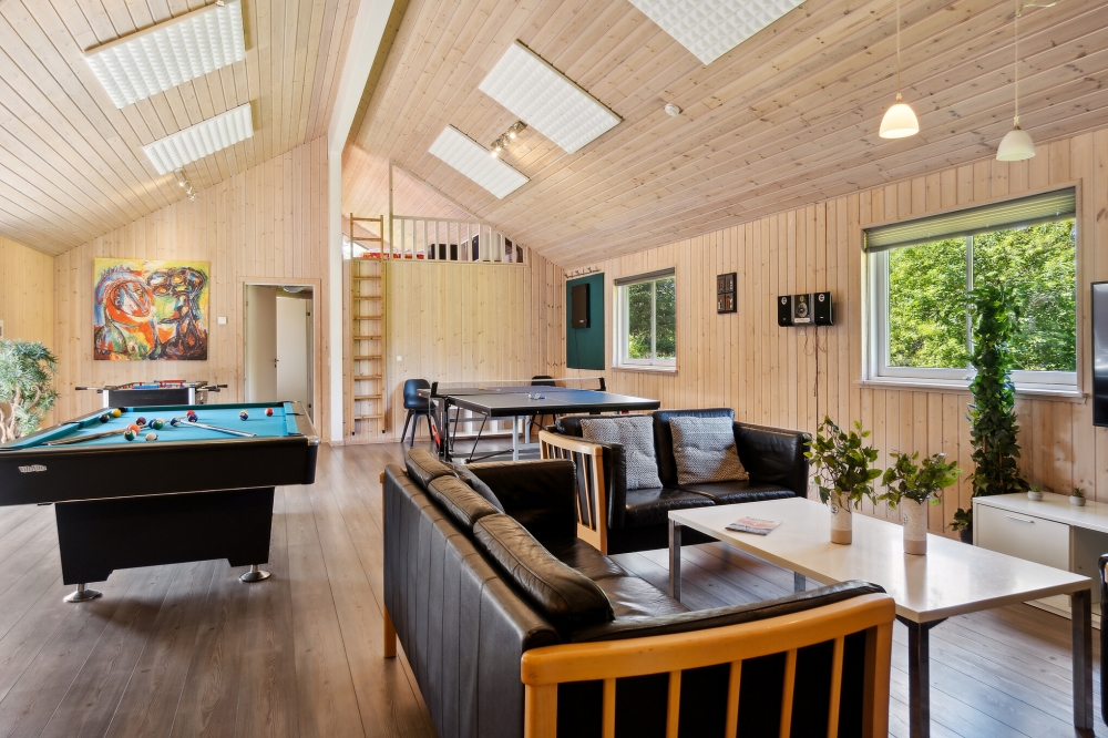 Dyst i sommerhusets aktivitetsrum, når I besøger luksushus nr. 261 i Vestjylland.