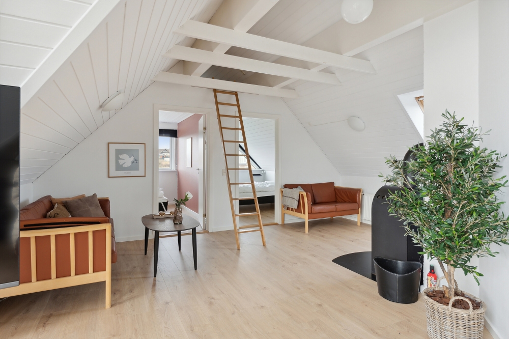 Sofaen i luksushus 148 i Østjylland indbyder til brætspil eller at se en film sammen.