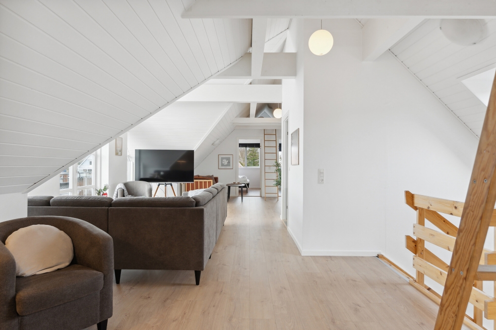 Der er mulighed for hygge i sommerhusets sofaarrangement, når I besøger luksushus nr. 148
