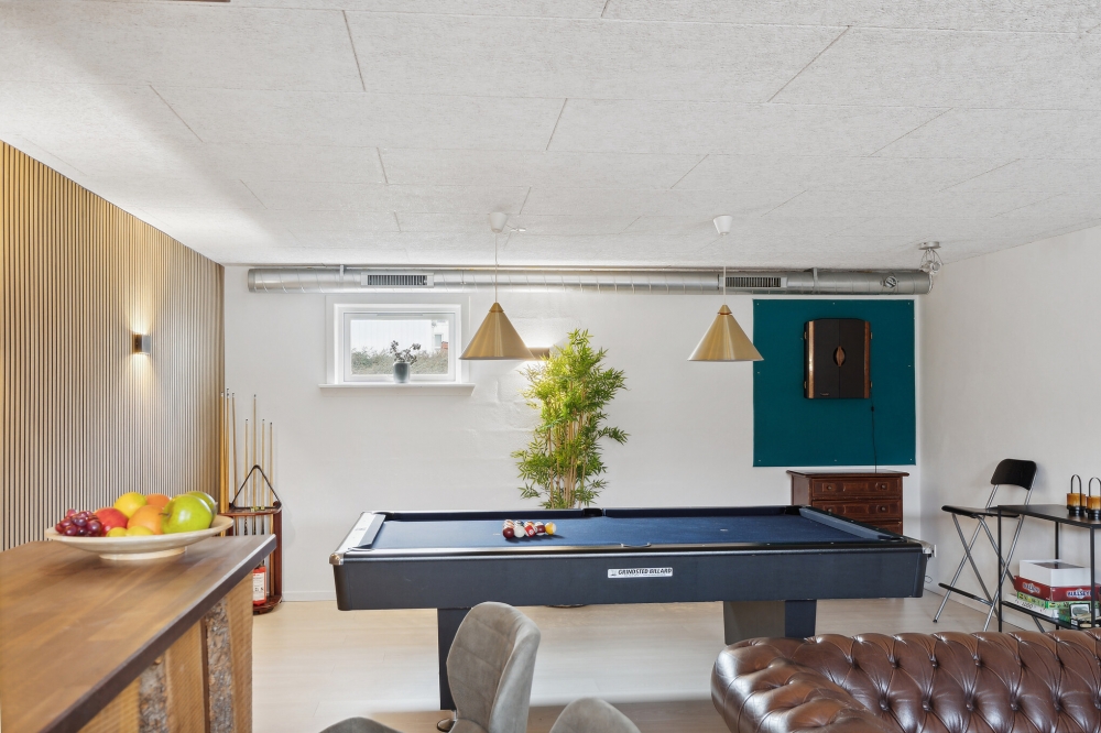 Ud over de mange timer, man kan bruge i husets pool-afdeling, så byder luksushus 148 også på billard/bordtennis og dart