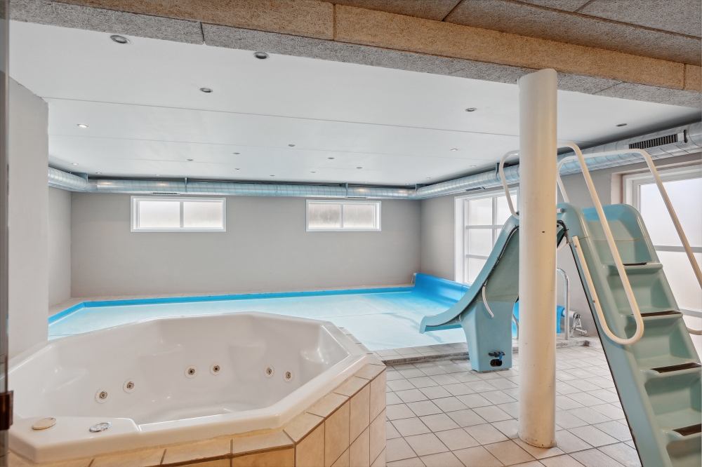 Sommerhus 148 er indrettet med en lækker poolafdeling med vandrutsjebane, dejlig stor indbygget spabad og sauna