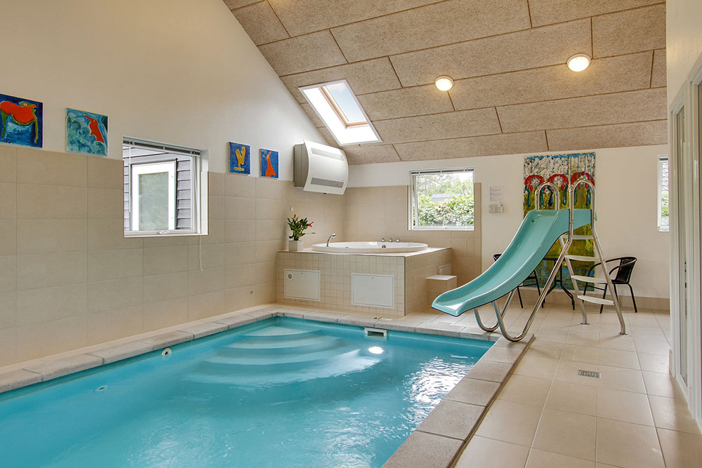 Det skønne poolrum med den 18 m2 store pool med rutsjebane, spa og sauna er fyldt med spændende detaljer