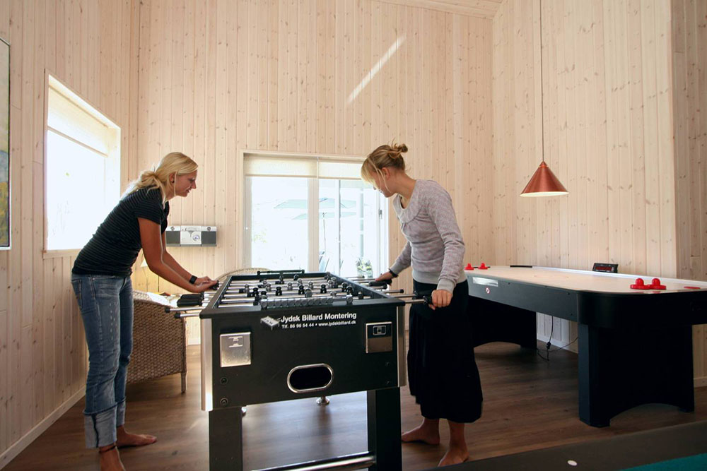 Udover airhockey, billard og bordtennis kan der også tages en kamp ved fodboldbordet