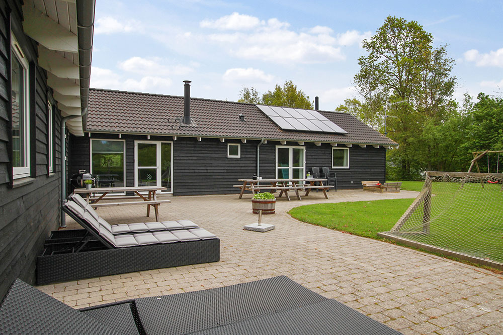 Luksushus nr. 223 har en dejlig terrasse med gode havemøbler til 18 personer.