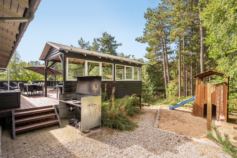 Ude-aktiviteter omkring sommerhus nr. 247.